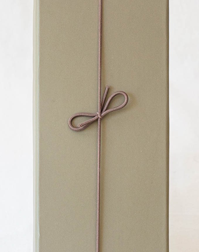 פפיון גומי מוכן - חום