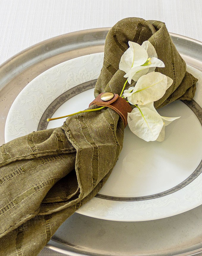 חבק דמוי עור - חום קטן