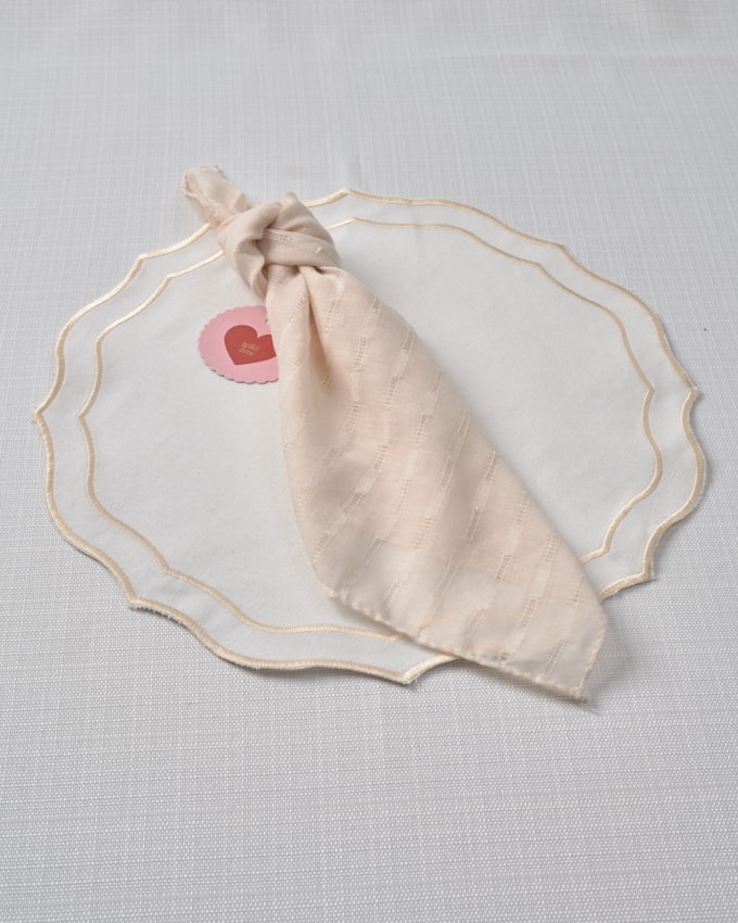 פלייס מייט רקום רקע לבן - שמנת