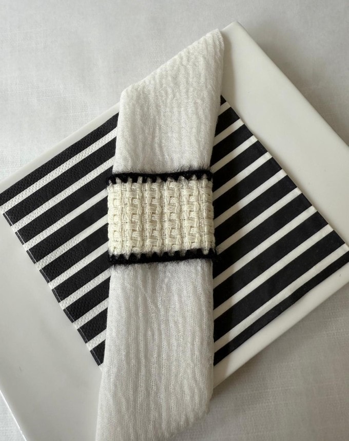 חבק דמוי שאנל - לבן שחור