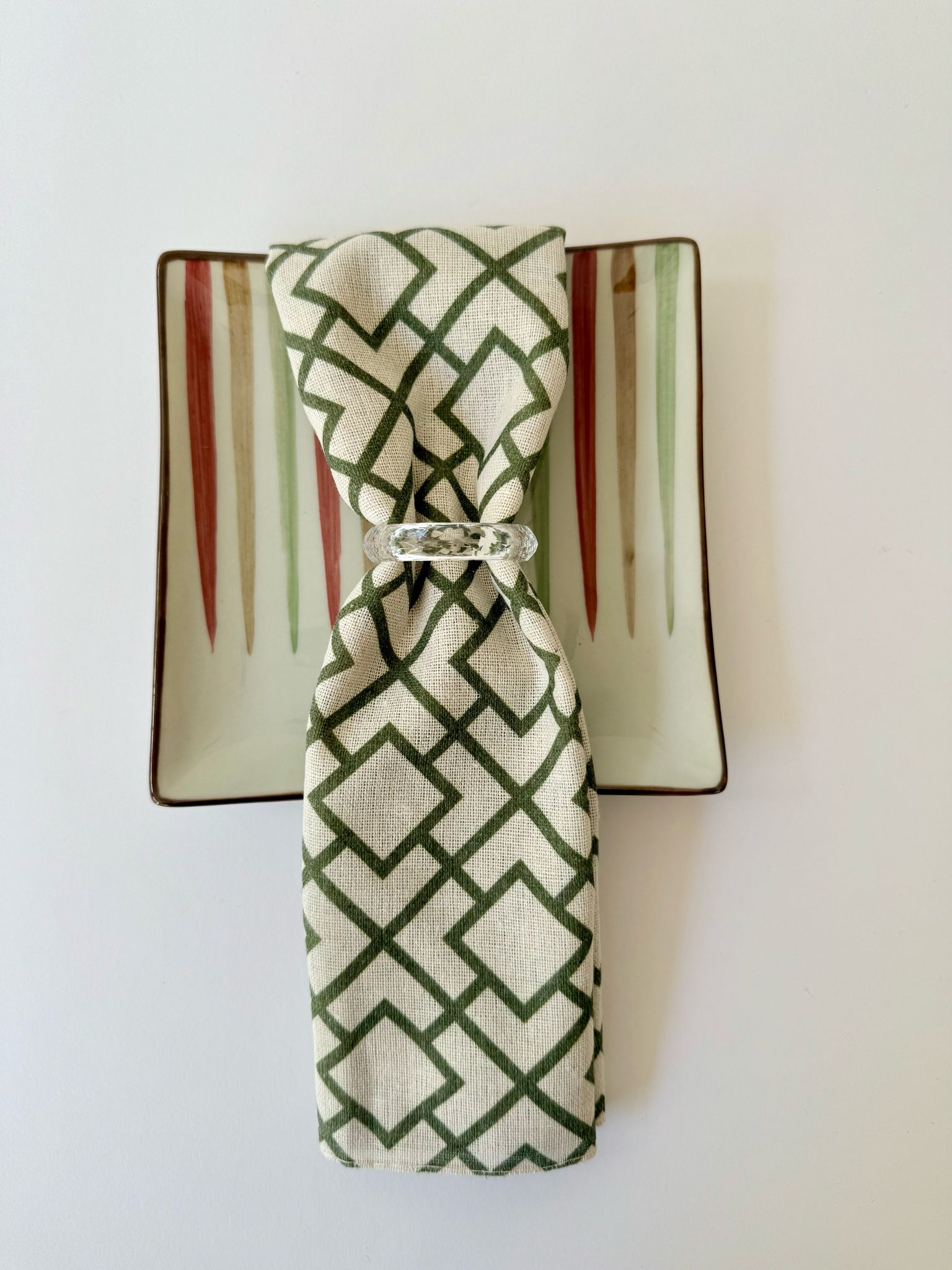 מפיות רשת גיאומטרית - ירוק זית על קרם