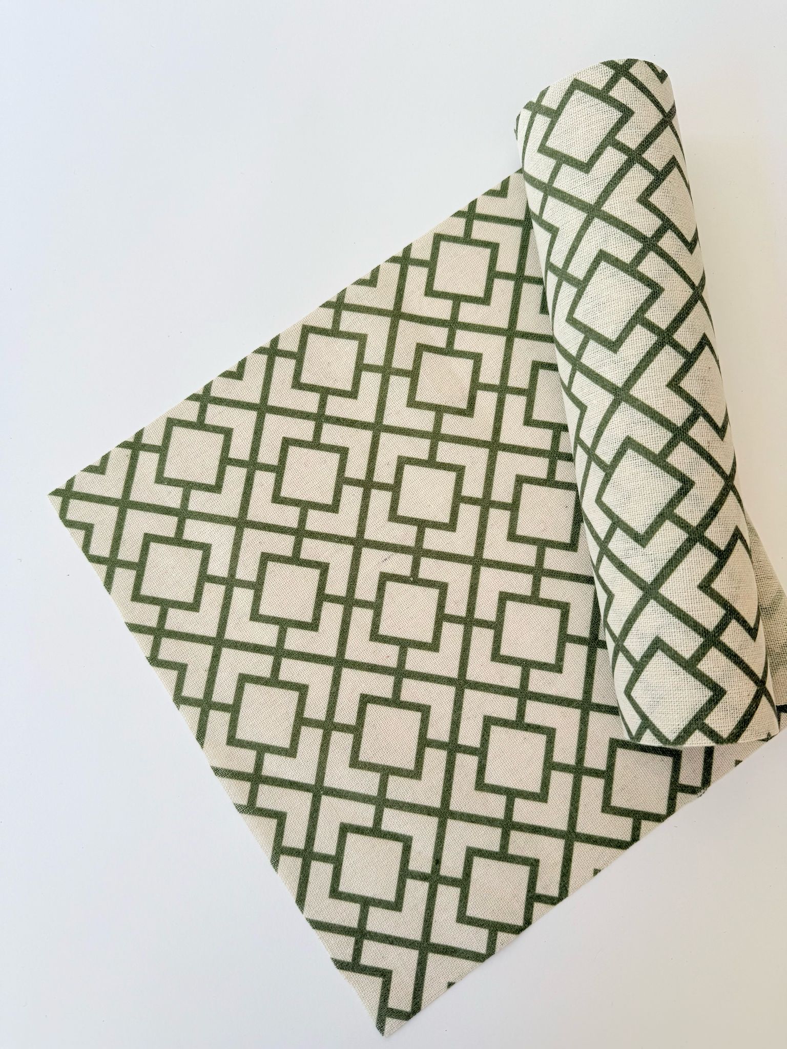 רנר ריבועים גיאומטריים - ירוק זית על קרם