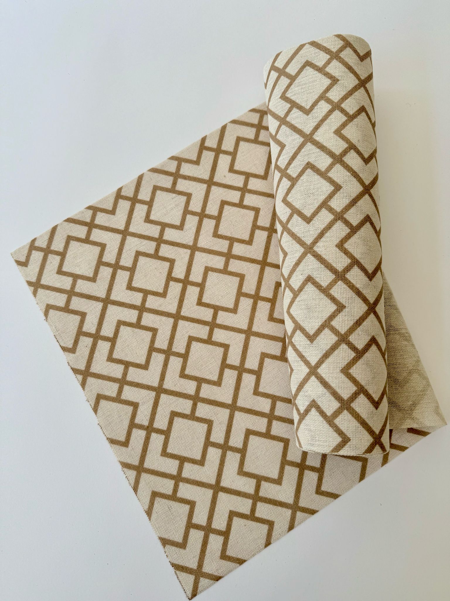 רנר ריבועים גיאומטריים - באג׳ על קרם