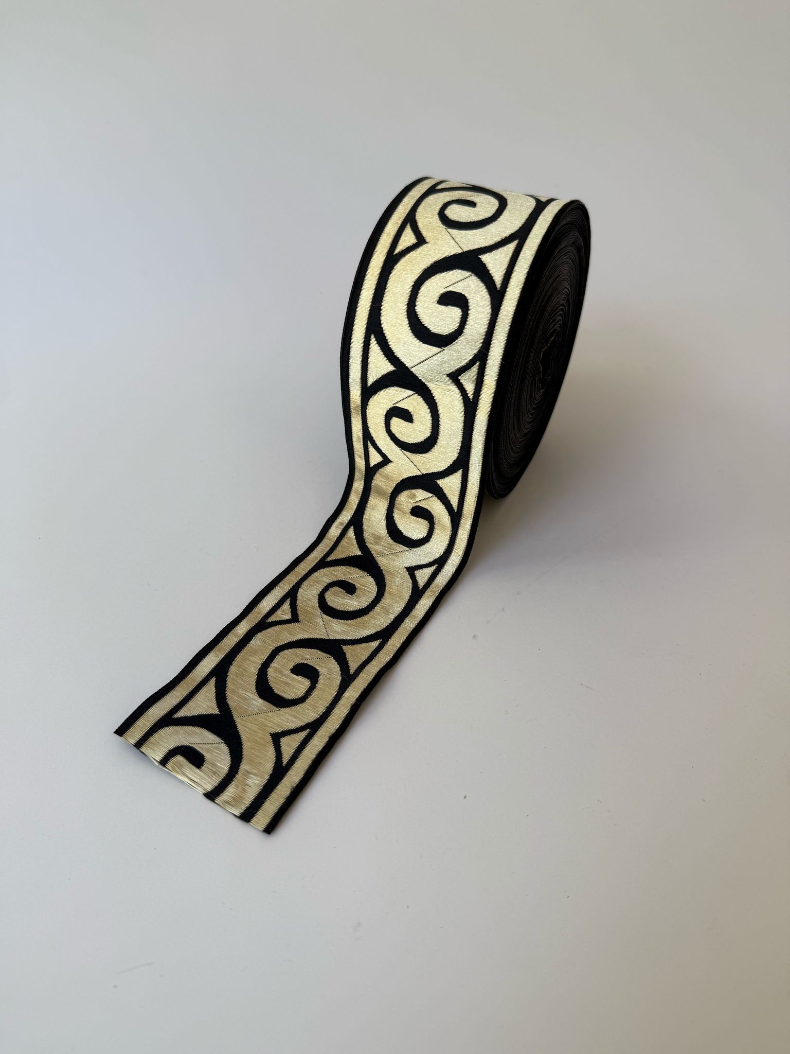 ג'קארד רומי - שחור על זהב