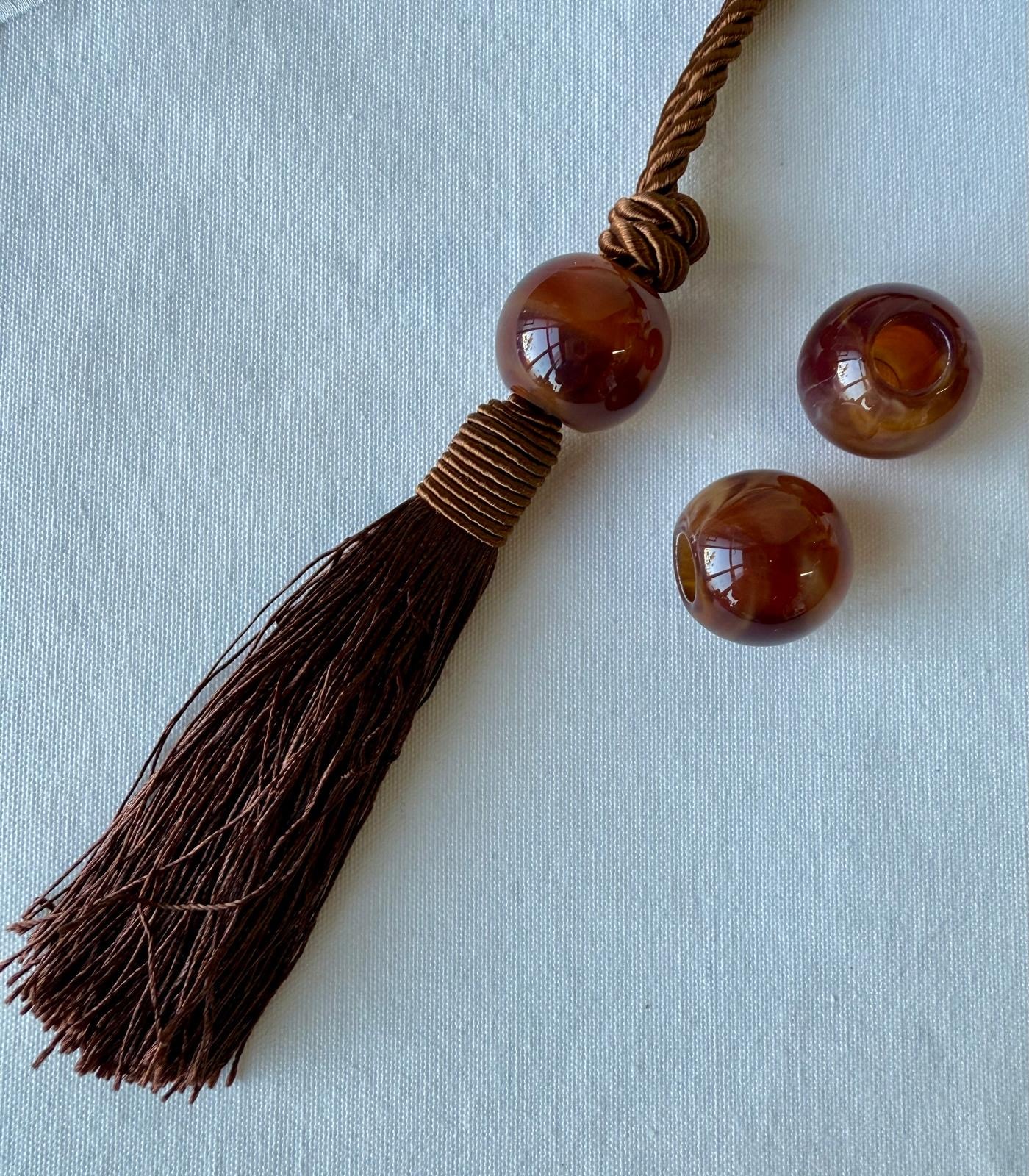 גדיל כותרת+חרוז דמוי שיש עגול - חום