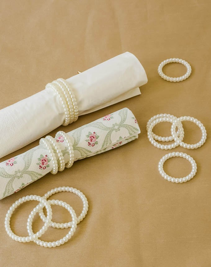 חבק פנינים קטנות