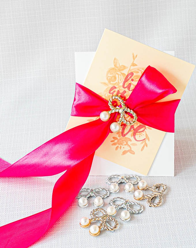 נעץ פפיון + פנינים