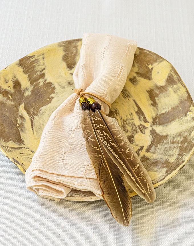 חבק נוצה+חרוזים - חרוז חום