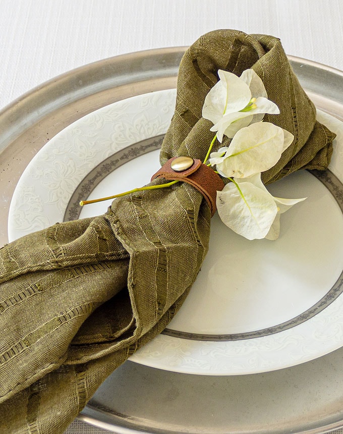 חבק דמוי עור - חום קטן