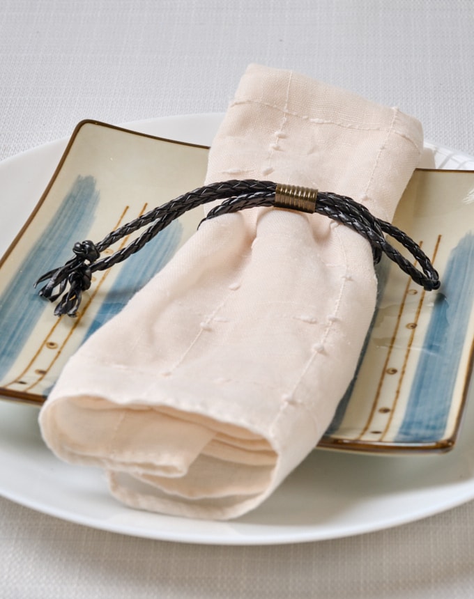 חבק עור שחור קלוע - שחור