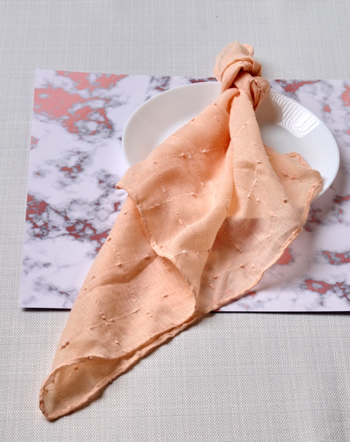 מפיות נקודות ריבועים - אפרסק