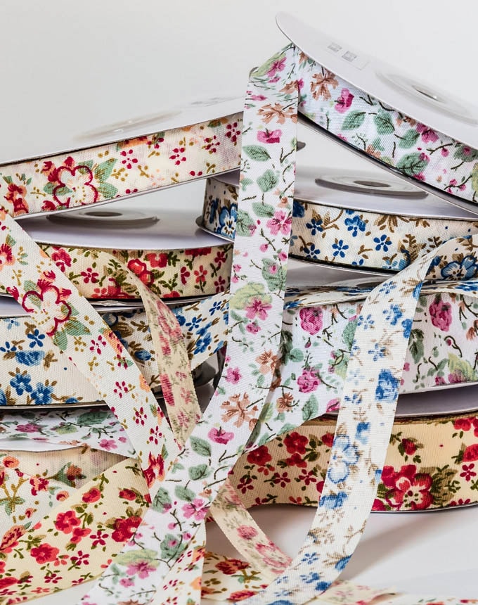 סרט פרחים על כותנה