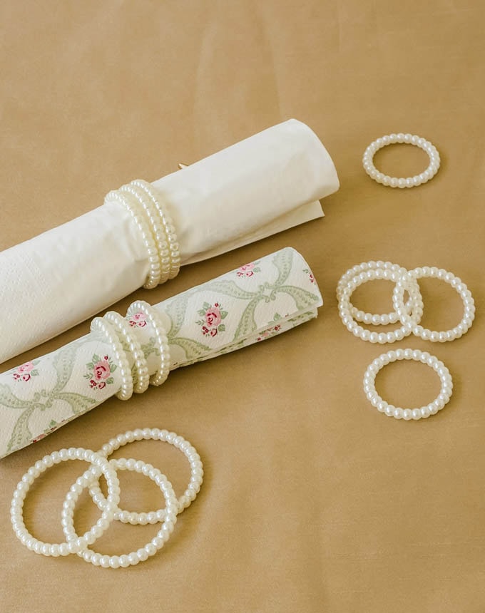 חבק פנינים קטנות