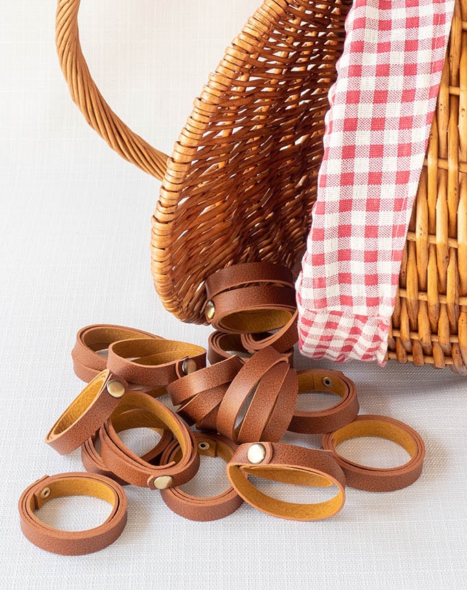 חבק דמוי עור