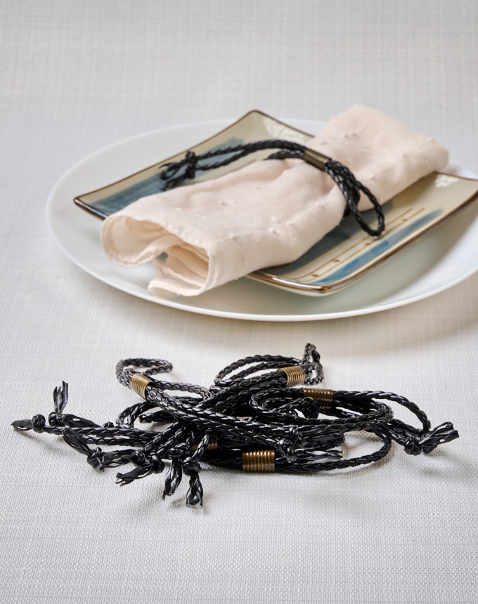 חבק עור שחור קלוע