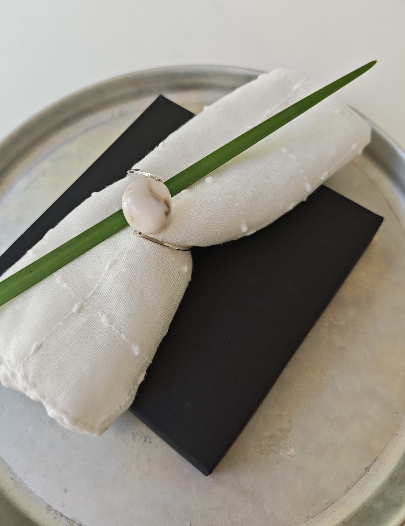 חבק מסובב+דמוי אבן - כסף