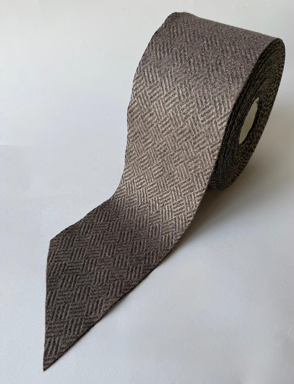 סרט טוויד 8 ס״מ 20מ׳ - שוקולד מריר