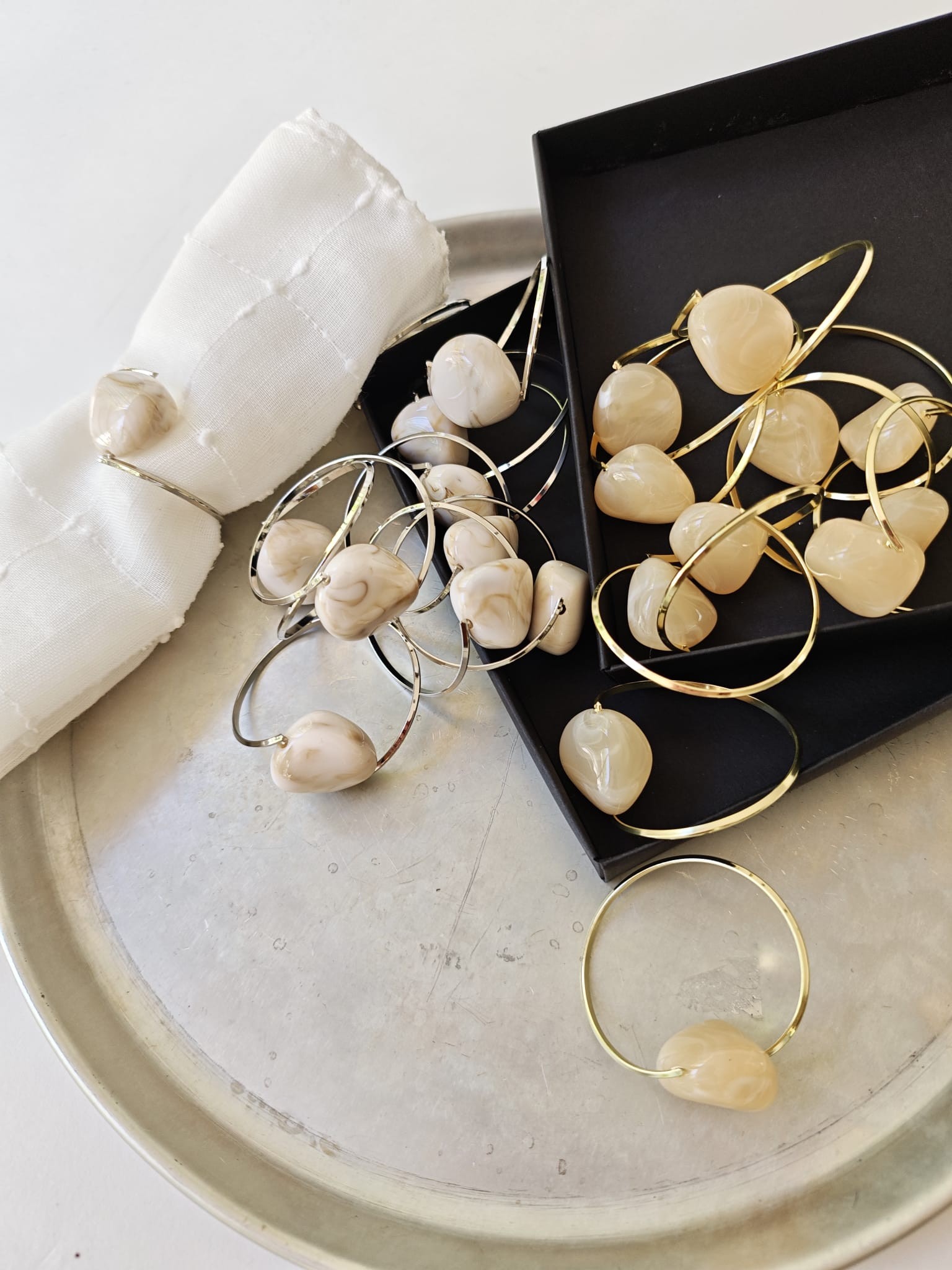 חבק מסובב+דמוי אבן