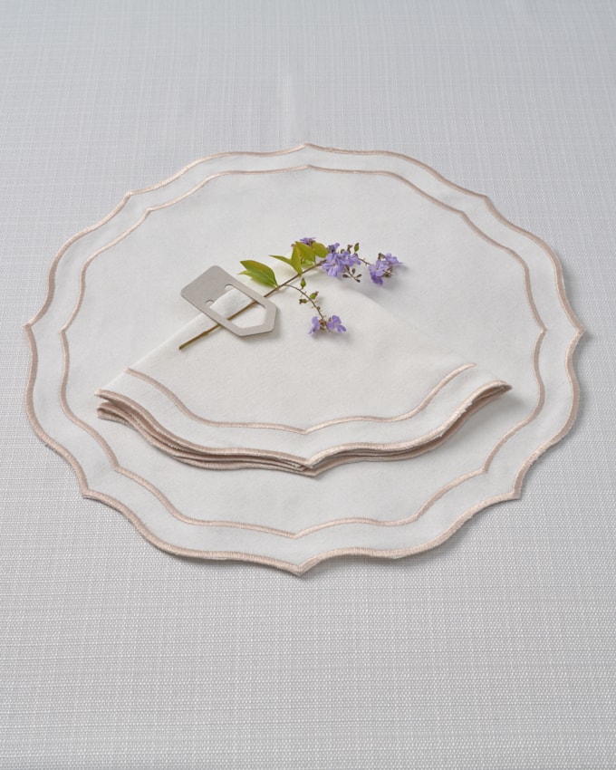 פלייס מייט רקום רקע לבן - באז