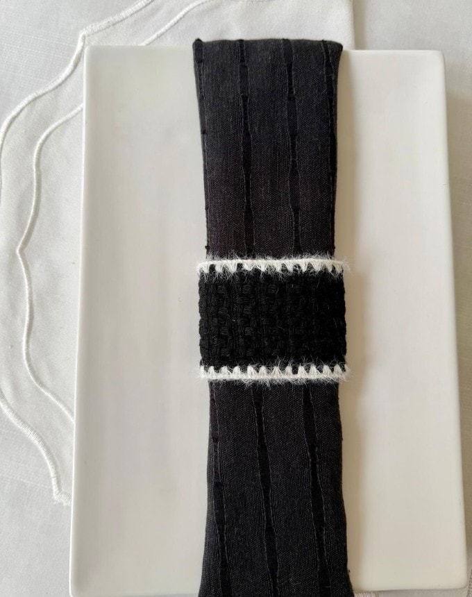 חבק דמוי שאנל - שחור לבן