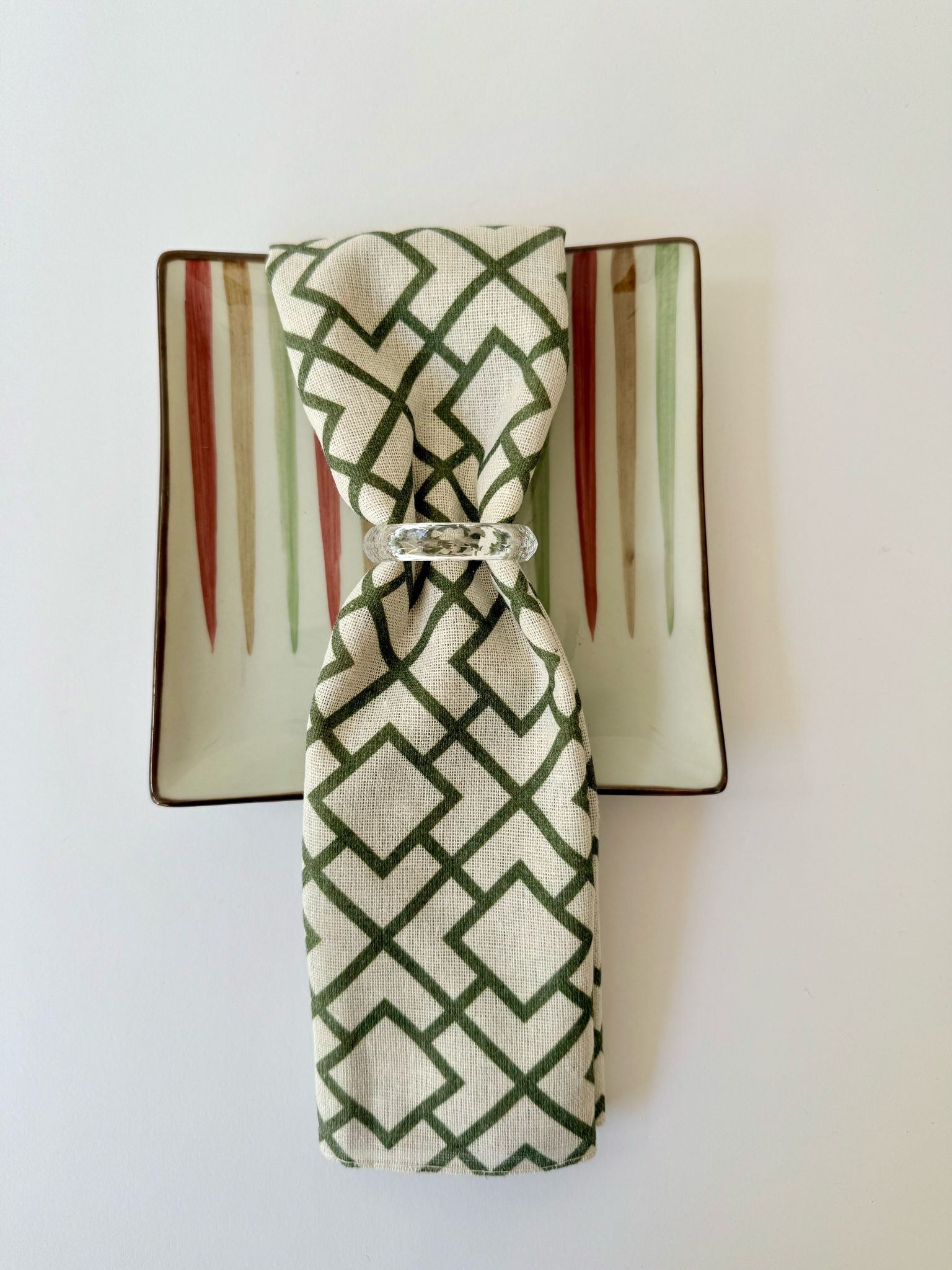 מפיות רשת גיאומטרית - ירוק זית על קרם