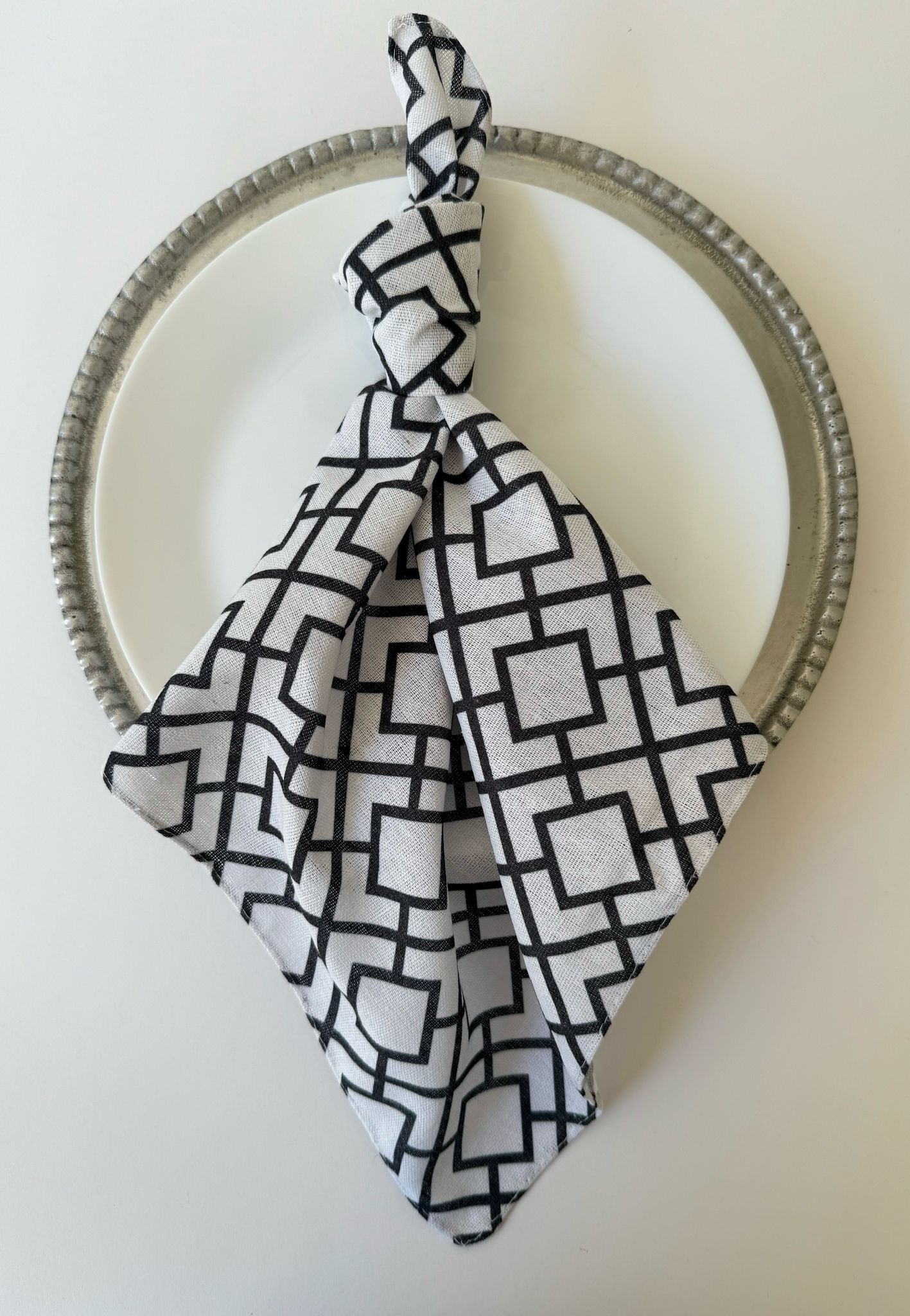 מפיות רשת גיאומטרית - שחור מרנגו על לבן