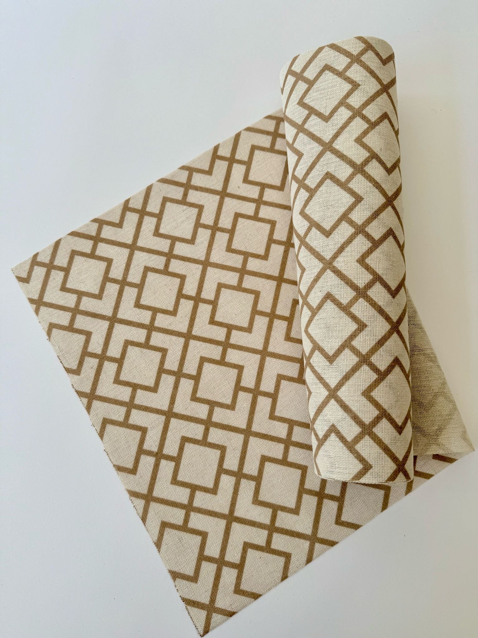 רנר ריבועים גיאומטריים - באג׳ על קרם