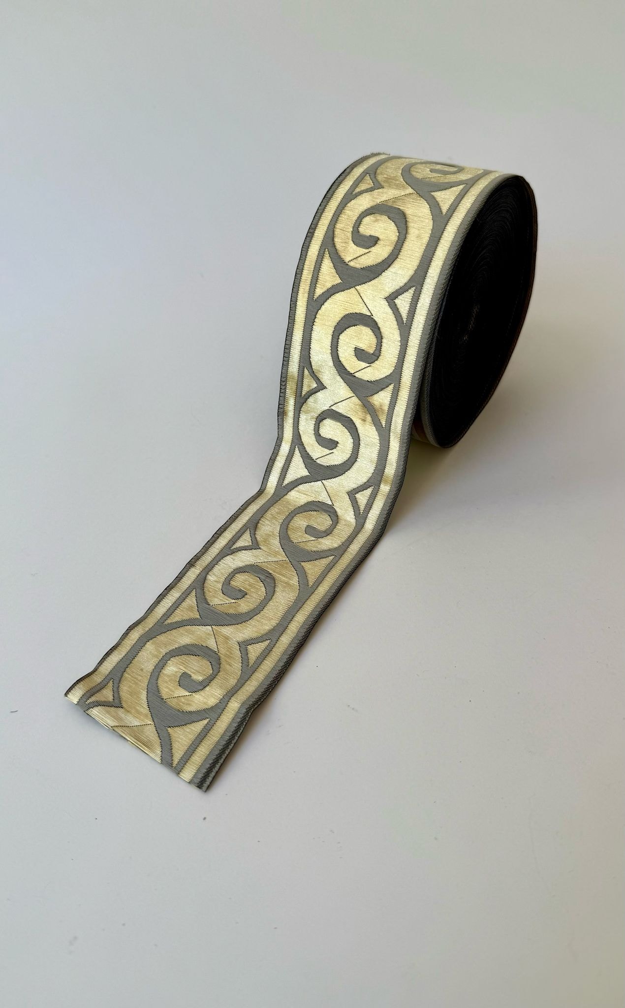 ג'קארד רומי - אפור על זהב