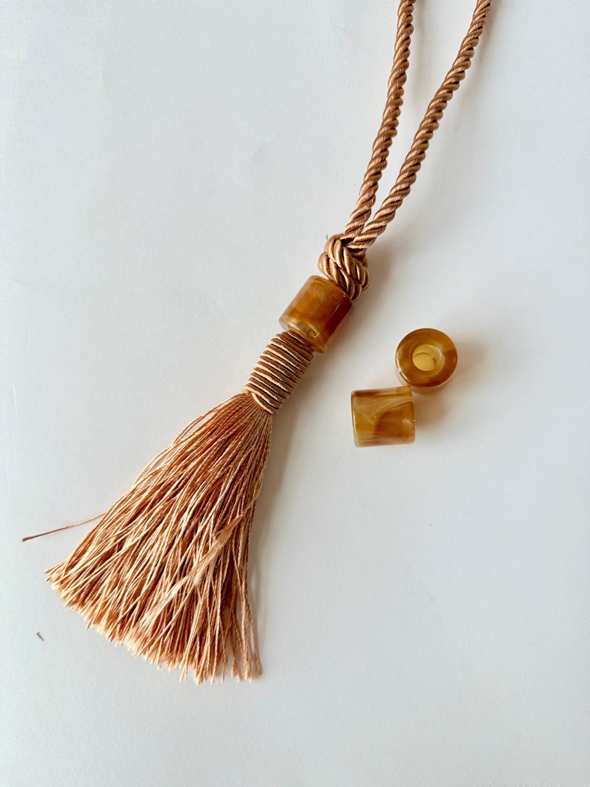 גדיל כותרת+ חרוז דמוי שיש צילינדר - אמבר