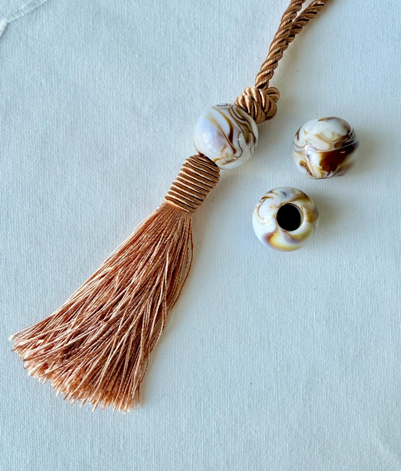 גדיל כותרת+חרוז דמוי שיש עגול - צדף