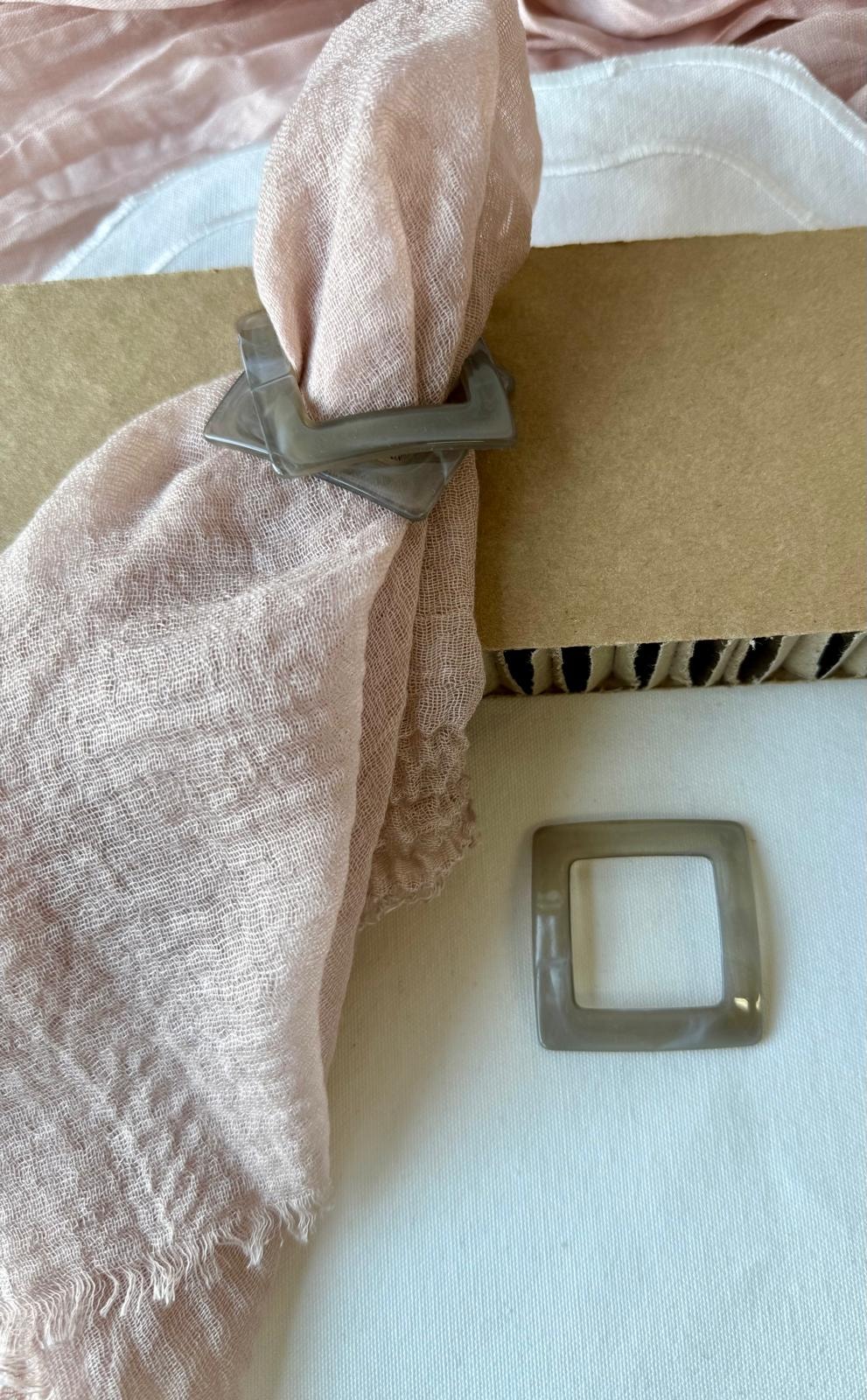 חבק דמוי שיש מרובע - אפור מעושן