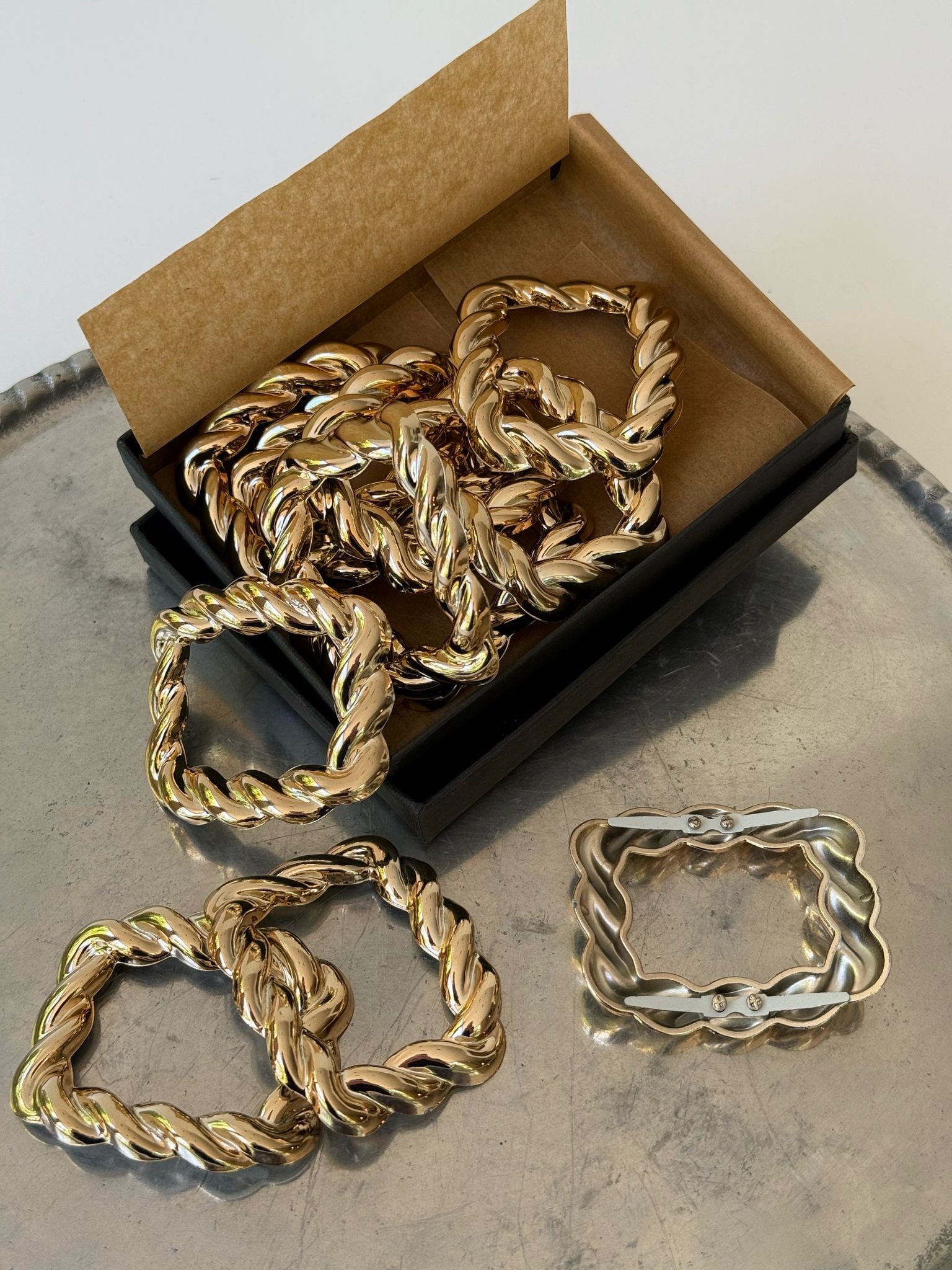 חבק מלבן מטלי